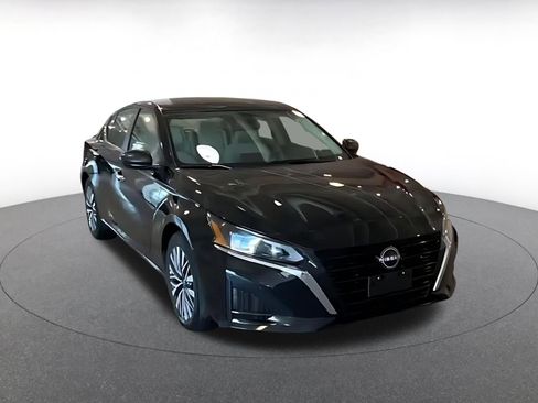 Used 2025 Nissan Altima 2.5 SV image 2