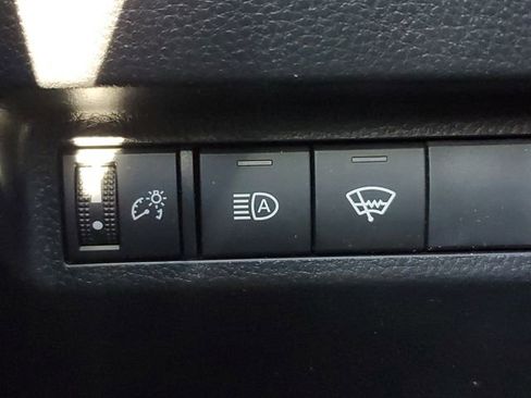 Used 2022 Toyota RAV4 XLE Premium image 34