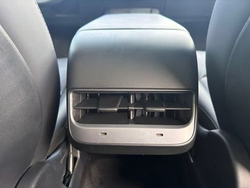 Used 2022 Tesla Model Y Long Range AWD/4WD image 15