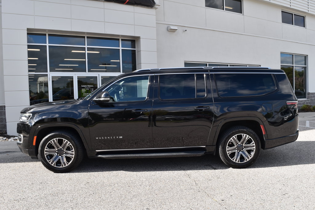 Used 2024 Jeep Wagoneer L Series II w/ Flexible Seating Group AWD/4WD image 4