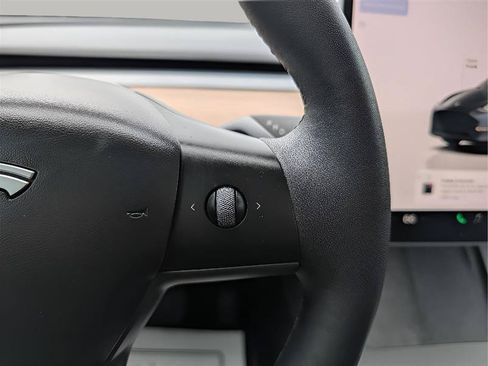 Used 2024 Tesla Model Y 2WD image 38