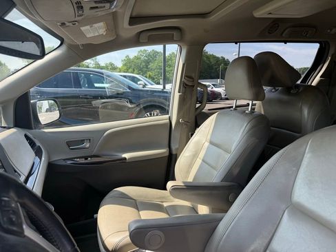 Used 2019 Toyota Sienna XLE Premium FWD image 8