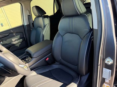 Used 2025 Honda Pilot Elite image 8