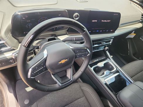Used 2024 Chevrolet Traverse LT w/ Enhanced Driving Package FWD image 10