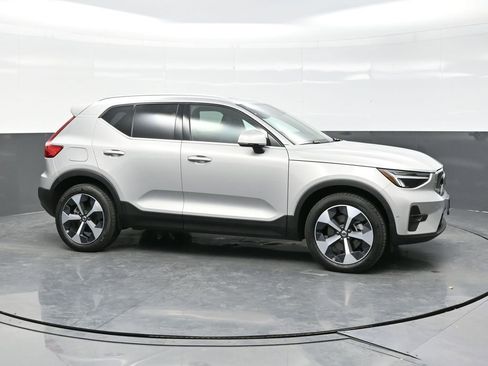 Used 2025 Volvo XC40 B5 Plus AWD/4WD image 8