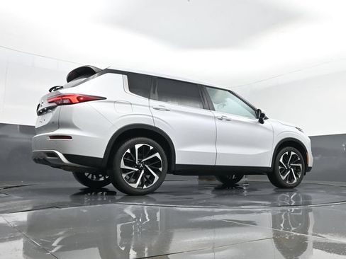 Used 2023 Mitsubishi Outlander SE AWD/4WD image 29