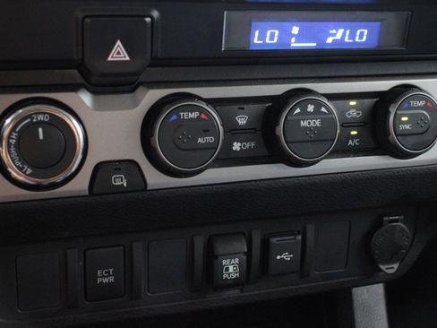 Used 2021 Toyota Tacoma SR5 AWD/4WD image 18