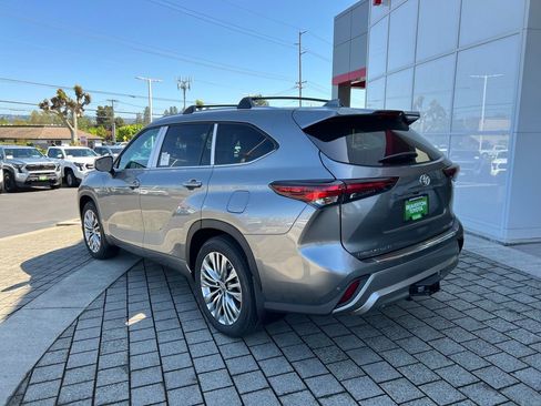 New 2026 Toyota Highlander Platinum AWD/4WD image 3