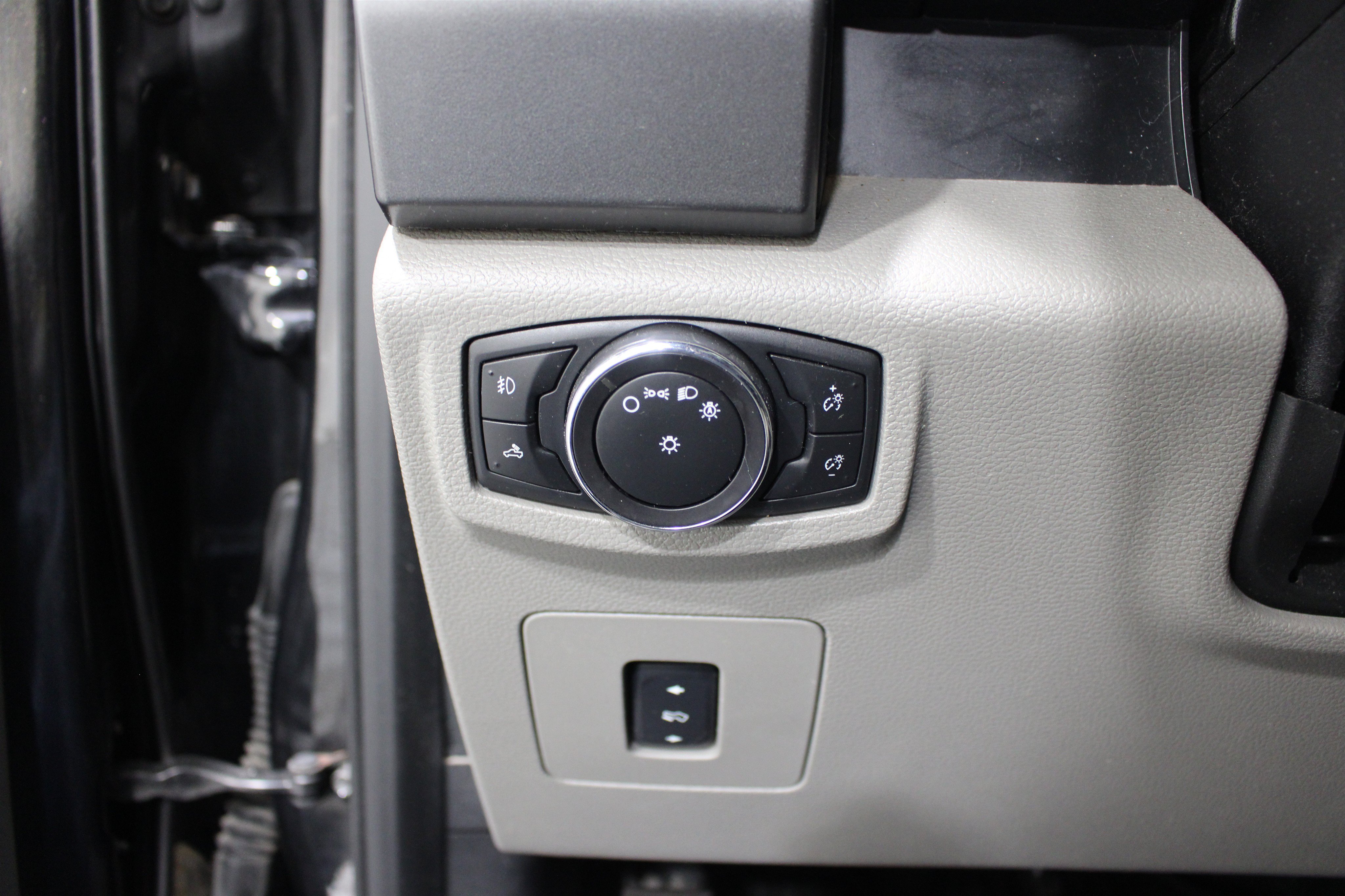Used 2015 Ford F150 XLT w/ Equipment Group 301A Mid AWD/4WD image 9