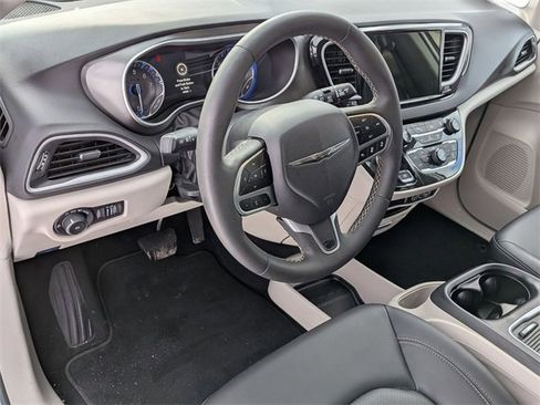 Certified 2024 Chrysler Pacifica Touring-L image 10