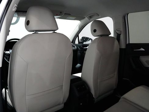 Used 2021 Volkswagen Tiguan SE image 19