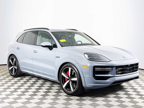 Used 2025 Porsche Cayenne Turbo AWD/4WD image 3