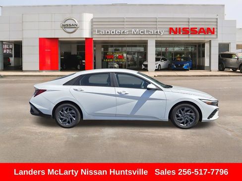 Used 2024 Hyundai Elantra SEL FWD image 2