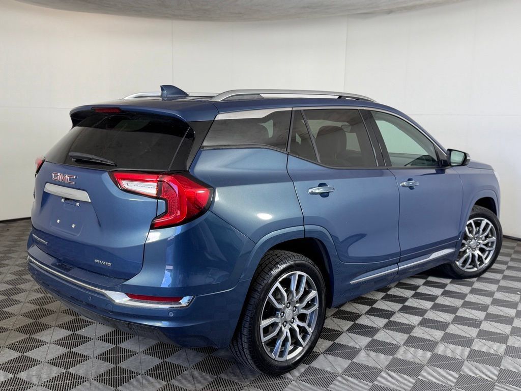 Used 2024 GMC Terrain Denali w/ Denali Premium Package AWD/4WD image 6