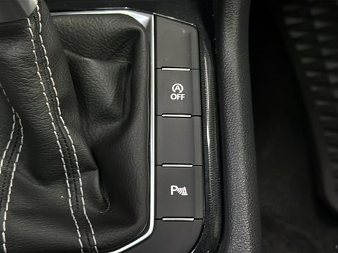 Certified 2025 Volkswagen Taos SE image 40