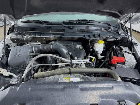 Used 2019 RAM 1500 Classic SLT w/ Luxury Group image 27