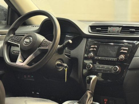 Used 2017 Nissan Rogue S image 6