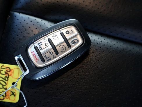 Used 2023 Chrysler Pacifica Touring-L image 35