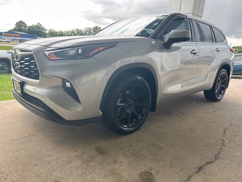 Used 2023 Toyota Highlander LE FWD image 4