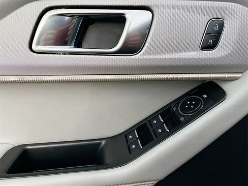 Used 2025 Ford Explorer Active w/ Active Comfort Package image 18