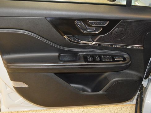 Used 2025 Lincoln Corsair Reserve AWD/4WD image 14