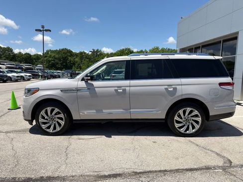 Used 2024 Lincoln Navigator Premiere AWD/4WD image 10