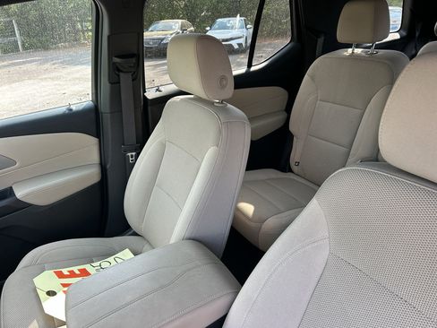 Used 2022 Chevrolet Traverse LT FWD image 19