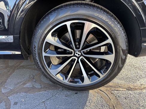 Used 2022 Bentley Bentayga AWD/4WD image 31