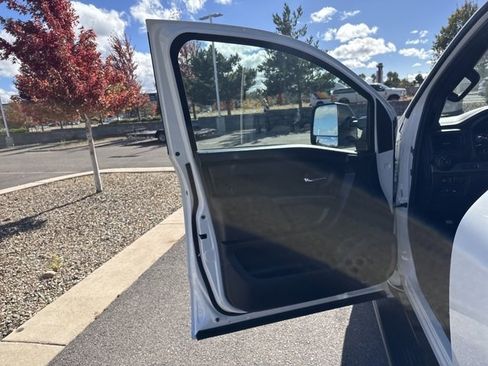 Used 2021 Nissan Titan PRO-4X w/ Pro-4x Convenience Package image 11