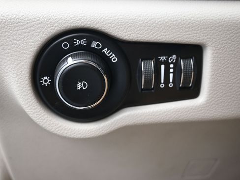 Used 2020 Chrysler Pacifica Touring-L image 12