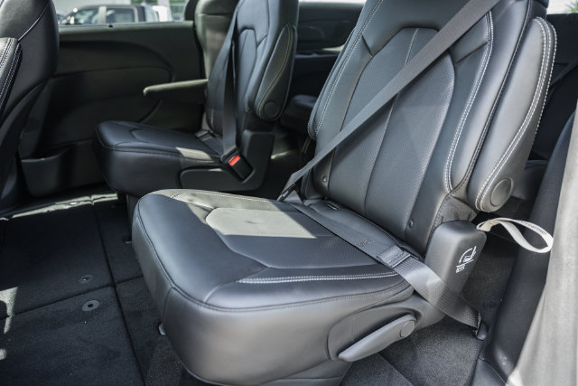 New 2027 Chrysler Pacifica Select w/ Family Tech Group FWD image 30