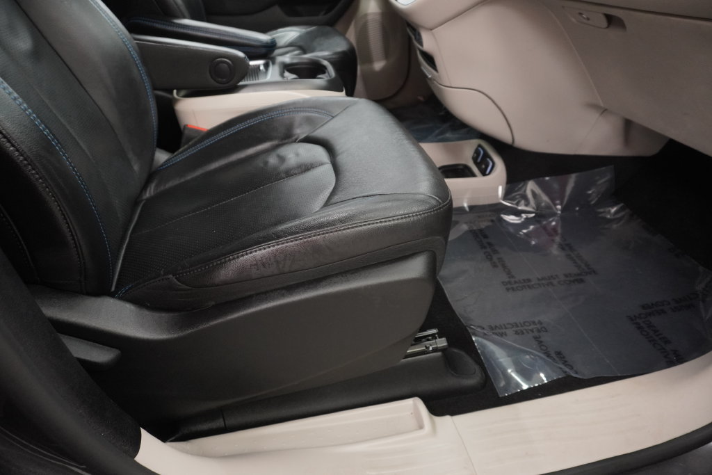Certified 2021 Chrysler Pacifica Touring-L FWD image 40