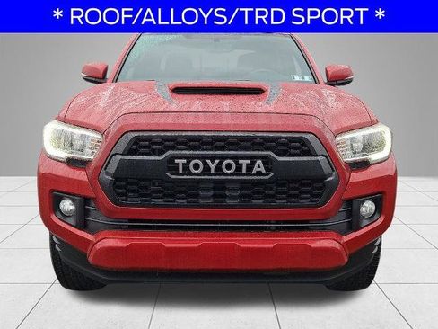 Used 2017 Toyota Tacoma TRD Sport AWD/4WD image 2