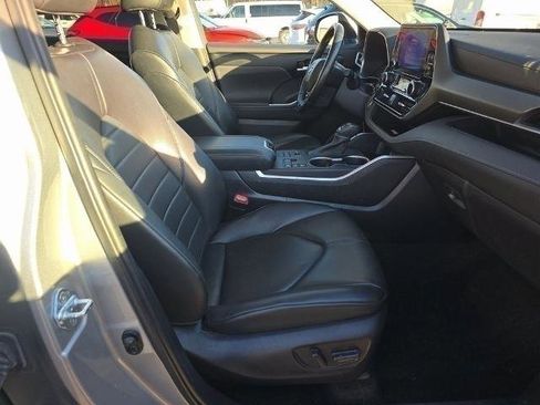 Used 2023 Toyota Highlander XLE image 3