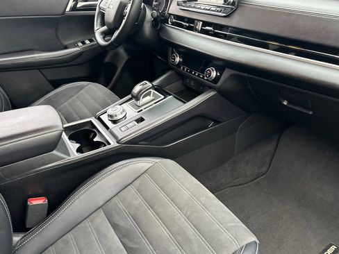 Used 2024 Mitsubishi Outlander SE image 18