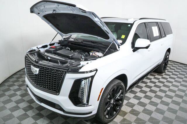 Certified 2026 Cadillac Escalade ESV Platinum Sport w/ LPO, ONYX Package AWD/4WD image 35