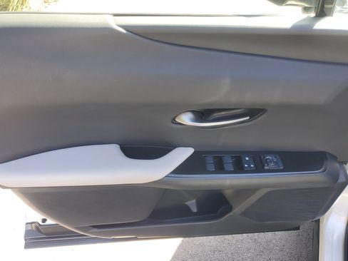 Used 2022 Lexus UX 200 image 17