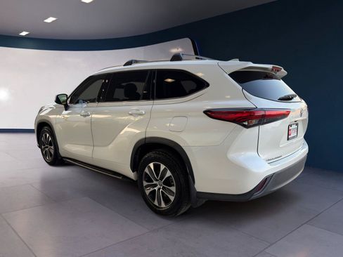 Used 2021 Toyota Highlander XLE FWD image 3