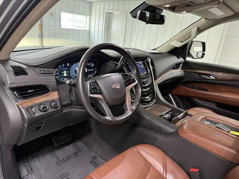 Used 2020 Cadillac Escalade ESV Premium Luxury AWD/4WD image 18