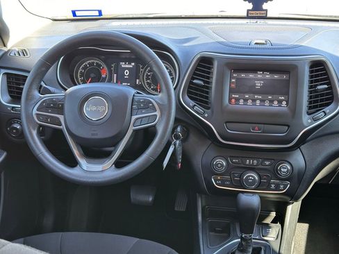 Used 2019 Jeep Cherokee Latitude w/ Popular Appearance Group image 18