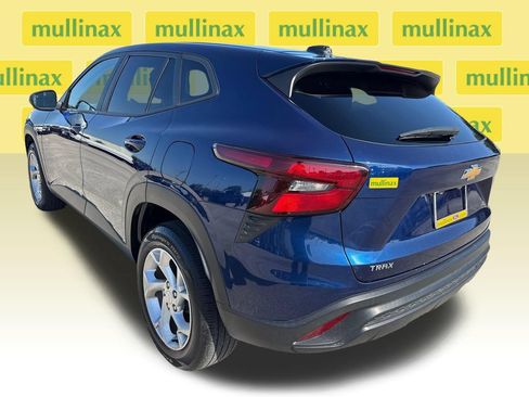 Used 2024 Chevrolet Trax LS w/ LS Convenience Package FWD image 8