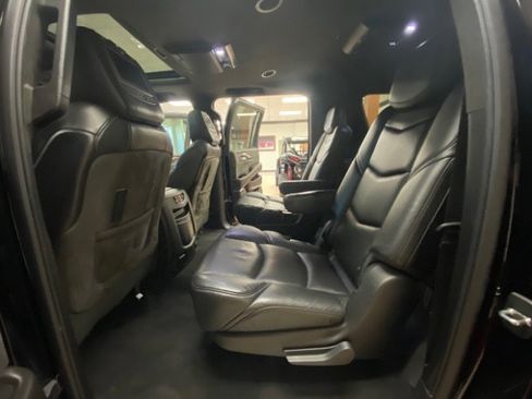 Used 2019 Cadillac Escalade ESV Platinum image 18