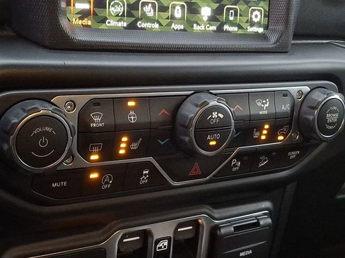 Used 2020 Jeep Wrangler Unlimited Sahara image 14