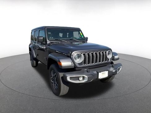 Used 2025 Jeep Wrangler Unlimited Sahara AWD/4WD image 3