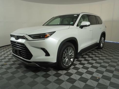 Used 2025 Toyota Grand Highlander AWD image 3