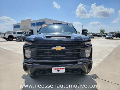 Used 2025 Chevrolet Silverado 2500 Custom w/ Custom Value Package image 2