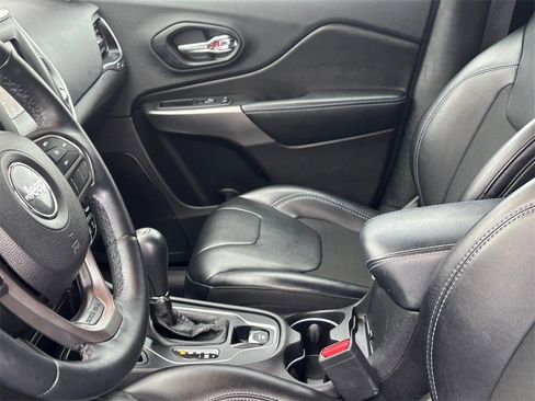 Used 2019 Jeep Cherokee Latitude Plus image 11