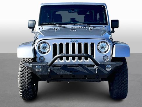 Used 2018 Jeep Wrangler Sahara w/ Connectivity Group AWD/4WD image 3