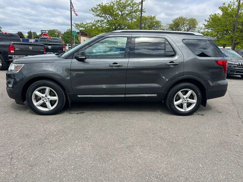 Used 2016 Ford Explorer XLT w/ Equipment Group 202A AWD/4WD image 4