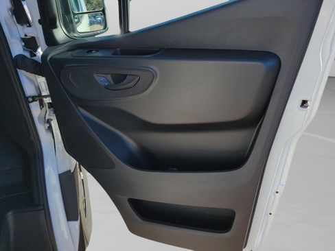 Used 2025 Mercedes-Benz Sprinter 2500 image 9